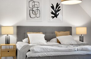 2 bedrooms, iron/ironing board, internet, bed sheets