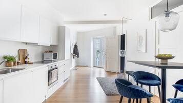 Fridge, oven, stovetop, dishwasher