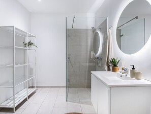 Dusche, Haartrockner, Handtücher