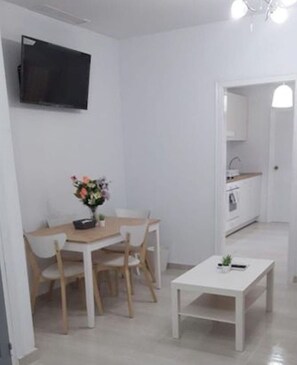 Dining - Large Superior 3 bedroom Apartment Two Bathroom 2 Balconies full Airconditioning (Alicante)
