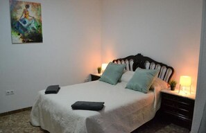 1 chambre, fer et planche à repasser, accès Internet, draps fournis