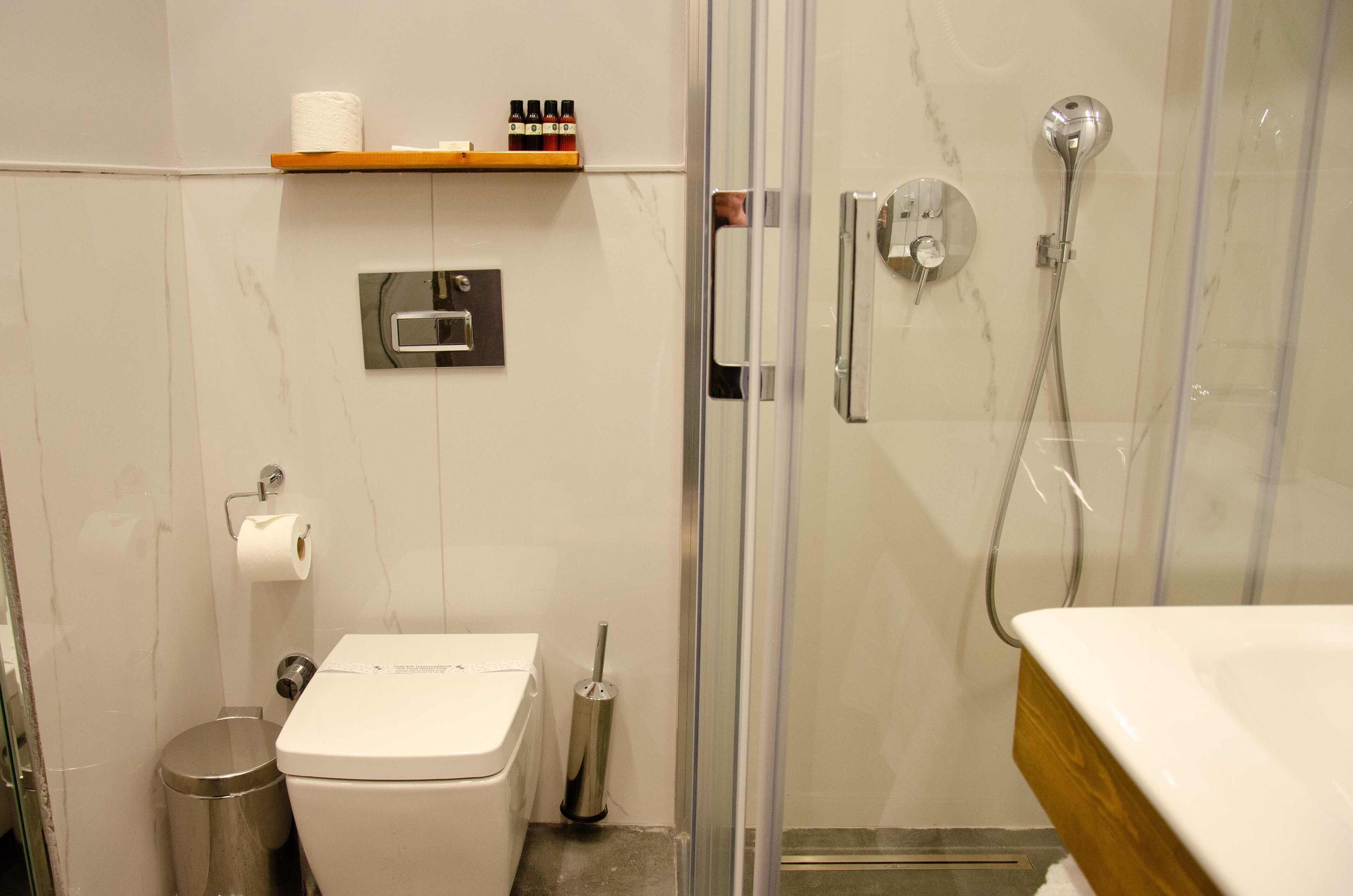 Un baño con inodoro, ducha y lavabo.