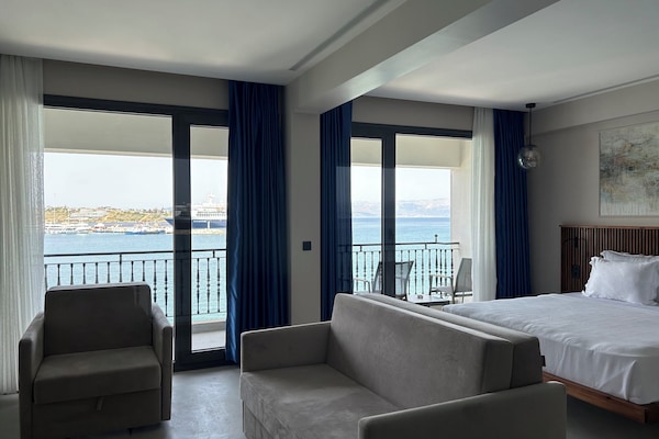 Family Suite Room With Seaview | Ylelliset vuodevaatteet, Select Comfort -patjalliset sängyt, minibaari