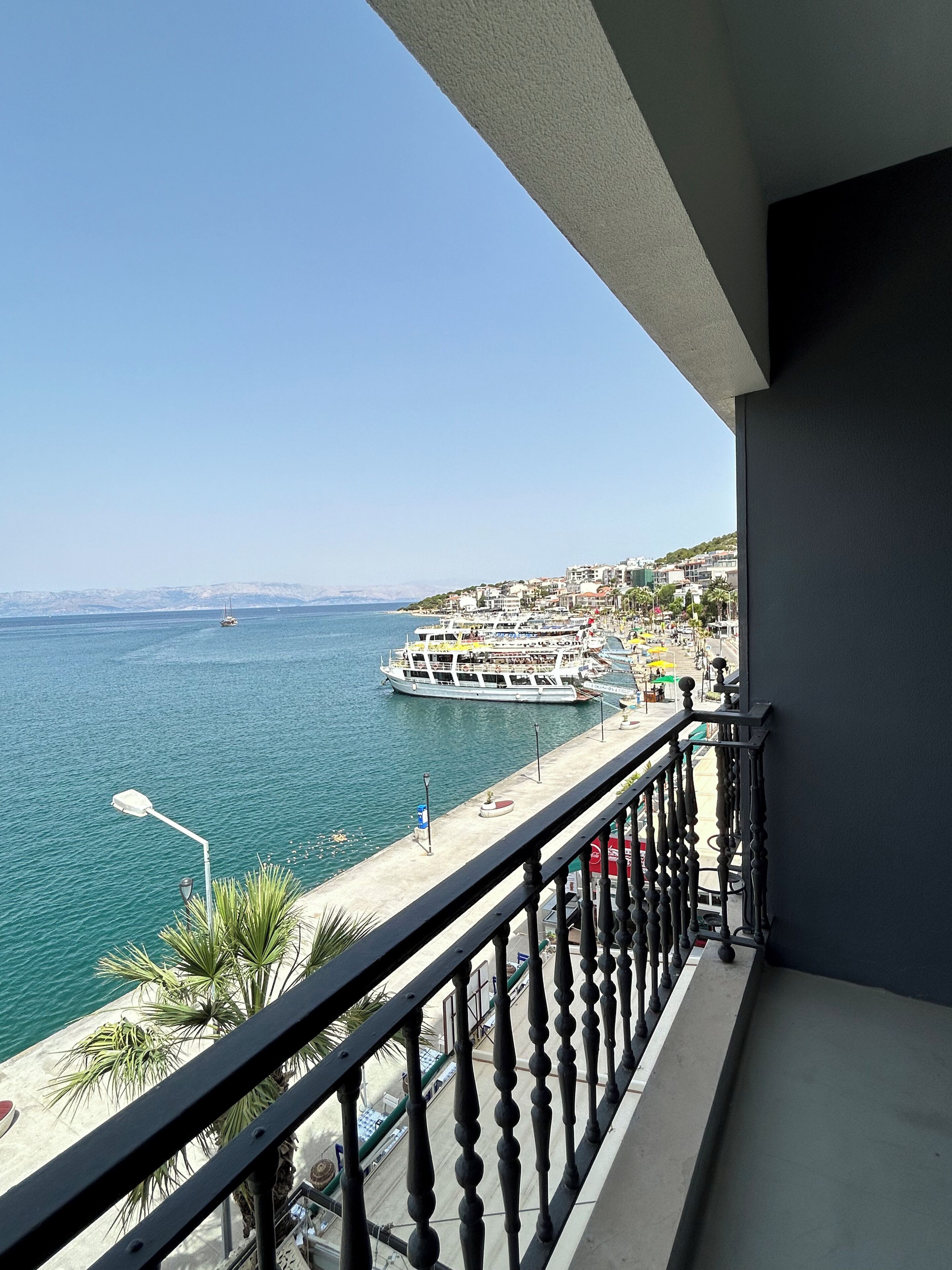 Family Suite Room With Seaview | Uitzicht vanaf balkon