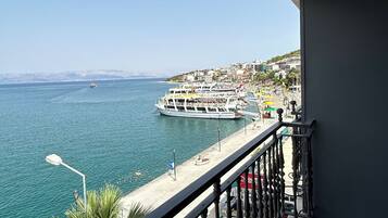 Family Suite Room With Seaview | Uitzicht vanaf balkon