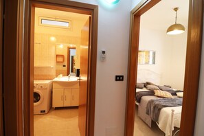 1 slaapkamer, een strijkplank/strijkijzer, beddengoed