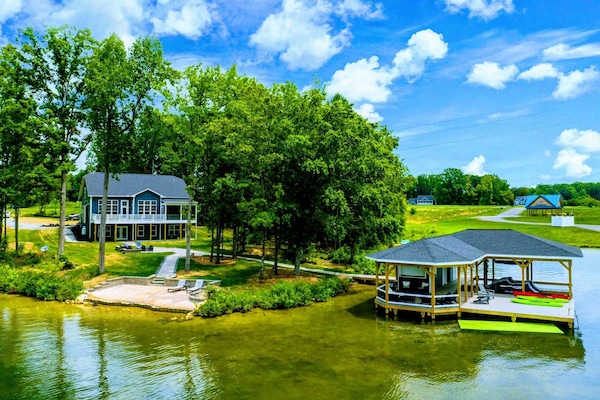 Your family will enjoy our large private lakefront lot with 250' of waterfront property, a private sandy beach, amazing private dock and boat house with a tiki bar, comfy lounge area for relax