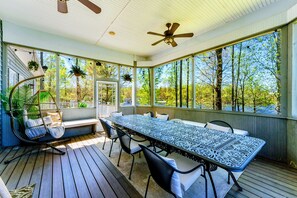 Indulge in lakeside feasts within confines of our screened-in porch with seating for up to 14. - Huge 8BR Lakefront Lake Anna, Beach, Dock, Hot Tub (Bumpass)