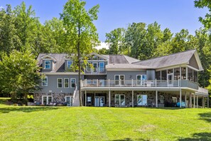Immerse yourself in pure enjoyment as you bask in the beauty of our spacious backyard, boasting breathtaking lake views! - Huge 8BR Lakefront Lake Anna, Beach, Dock, Hot Tub (Bumpass)