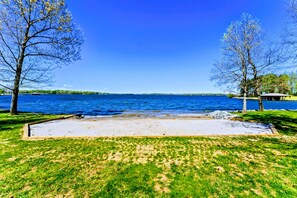 Relax and unwind on the private beach. You will love the views from the beach. - Huge 8BR Lakefront Lake Anna, Beach, Dock, Hot Tub (Bumpass)