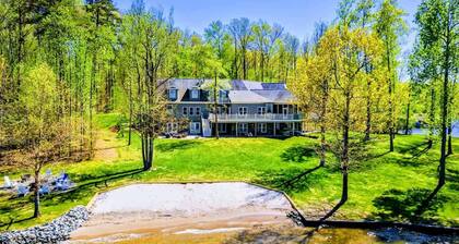 Huge 8BR Lakefront Lake Anna, Beach, Dock, Hot Tub