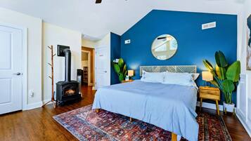 8 bedrooms, desk, iron/ironing board, travel cot