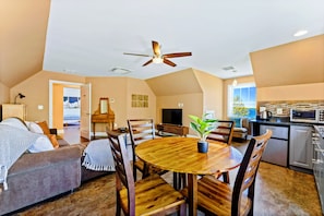 Un loft espacioso con comedor, cocina y un dormitorio.