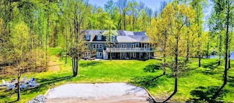 Huge 8BR Lakefront Lake Anna, Beach, Dock, Hot Tub