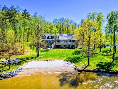 Huge 8BR Lakefront Lake Anna, Beach, Dock, Hot Tub