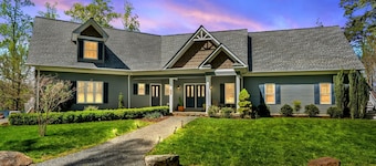 Huge 8BR Lakefront Lake Anna, Beach, Dock, Hot Tub