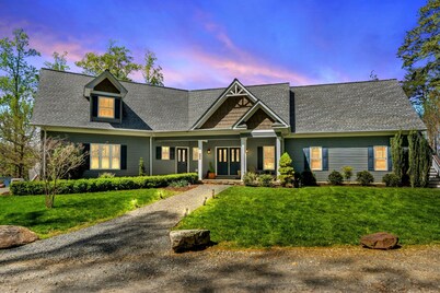Huge 8BR Lakefront Lake Anna, Beach, Dock, Hot Tub