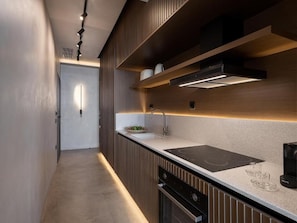 Suite Deluxe | Cuina privada | Frigorífic petit, forn i utensilis de cuina, vaixella i coberteria