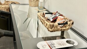 مكتب ومساحة عمل للكمبيوتر المحمول وواي فاي مجانًا وملاءات أسرّة