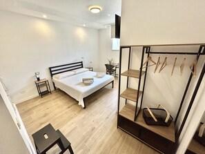 Dobbeltrom – standard | Skrivebord, skrivebord for bærbar PC, wi-fi (inkludert) og sengetøy