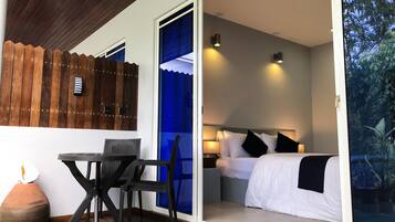 Deluxe Room | 1 bedroom, in-room safe, desk, iron/ironing board