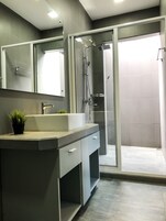 Deluxe Room | Bathroom | Free toiletries, hair dryer