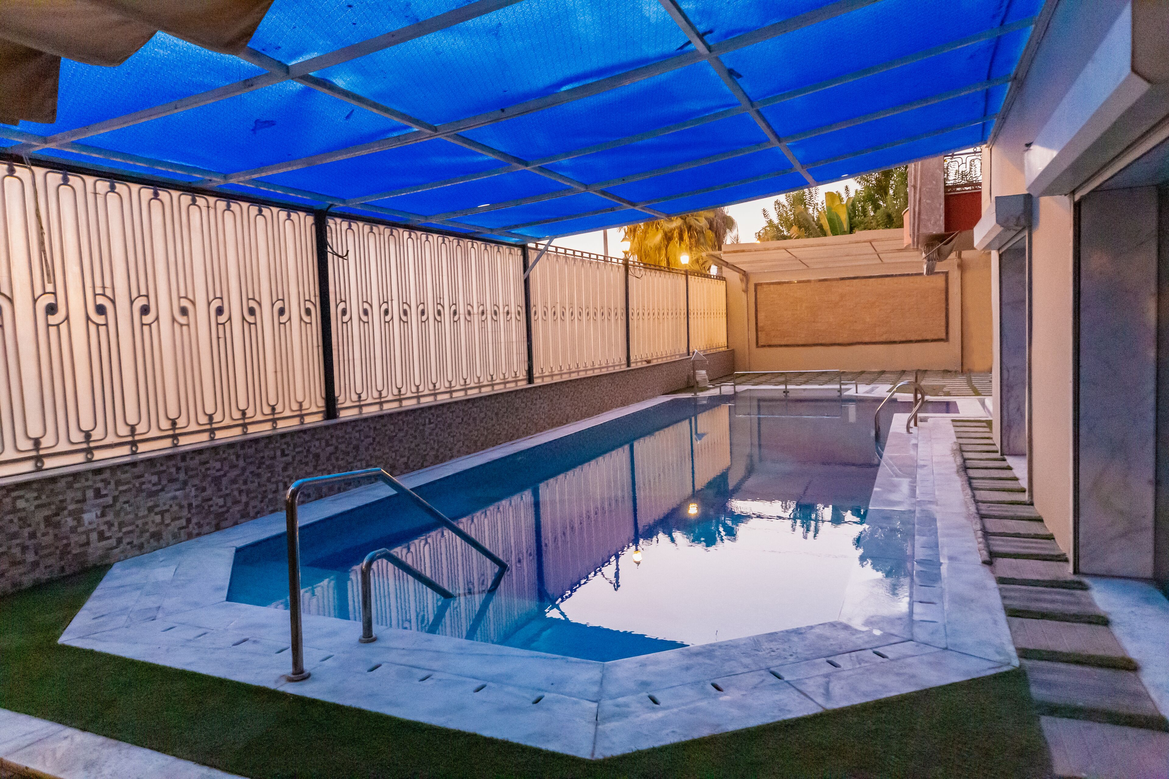 Innenpool, Sonnenschirme, Rettungsschwimmer vor Ort