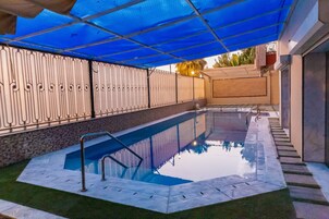 Una piscina techada, sombrillas, guardavidas en la propiedad