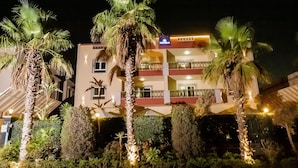Um hotel de vários andares com uma placa que diz 'THE VILLA'.