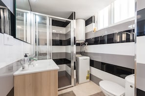 Douche, sèche-cheveux, serviettes fournies
