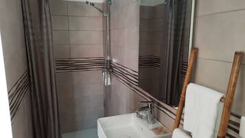 Een douche, handdoeken