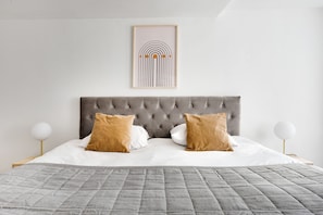 2 bedrooms, iron/ironing board, internet, bed sheets