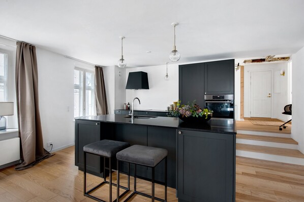 Fridge, oven, stovetop, dishwasher