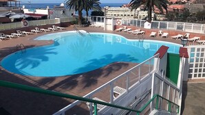 A swimming pool with sun loungers and a view of the sea. - Duplex • Walk to Anfi Beach • 3 Pools • Large Terrace (Los Caideros)