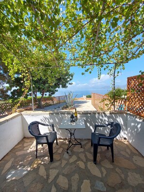 Outdoor dining - Beautiful house located on a hill in Samos Island, 400 m from an organized beach (Koumeika)