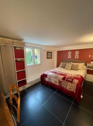 1 chambre, bureau, fer et planche à repasser, lit parapluie