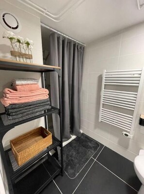 Haartrockner, Handtücher, Seife, Toilettenpapier