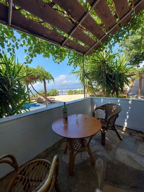 Outdoor dining - House with with a spectacular sea view (Koumeika)