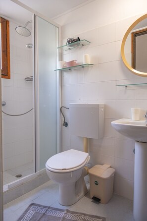 Shower, hair dryer, towels - House with with a spectacular sea view (Koumeika)