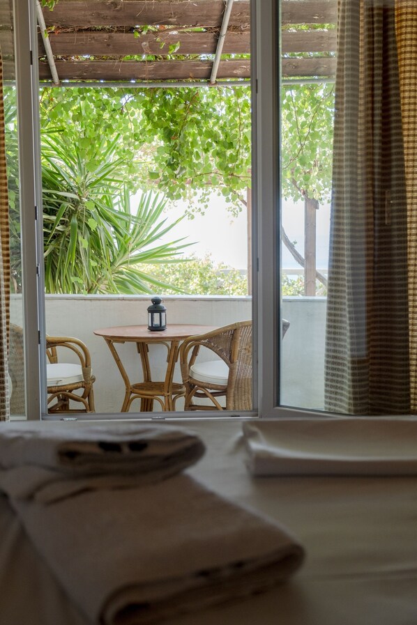 1 bedroom, iron/ironing board, internet, bed sheets