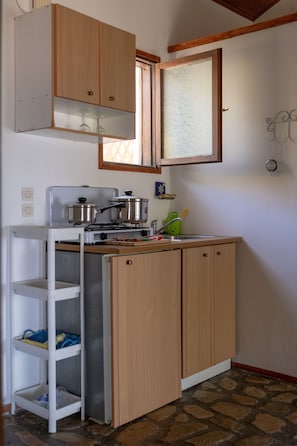 Fridge, oven, stovetop, coffee/tea maker