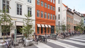 A row of colorful buildings with a bike parking area in front. - Regent 4- Cute 1-Bdr Apt in Centre of Copenhagen (København)