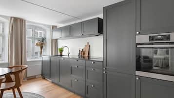 Fridge, oven, stovetop, dishwasher