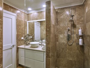 Shower, hair dryer, towels - KingsGate #1 - by ZenBreak (Gibbs)