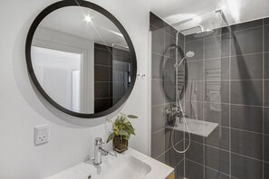 Shower, hair dryer, towels - Regent 8- Great Apt with Terrace in City Centre (København)