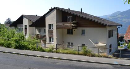 Ferienwohnung mit grosser Terrasse und Aussicht auf See und Berge