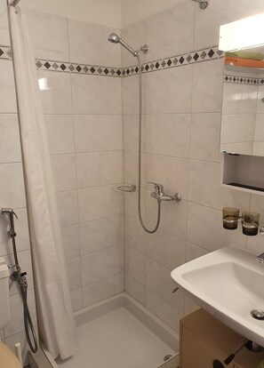 Douche, séchoir à cheveux, serviettes fournies