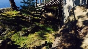 Una escalera de madera que lleva a un edificio con vista al océano.