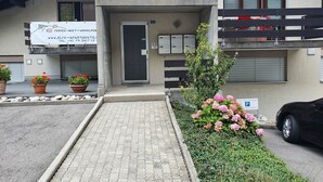 A building with a sign for 'Feren-Miet-Wohnungen' and a parking sign.