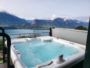 Outdoor spa tub - Chalet with panoramic views of the mountains of the Oberland and Lake Thun (Sigriswil)